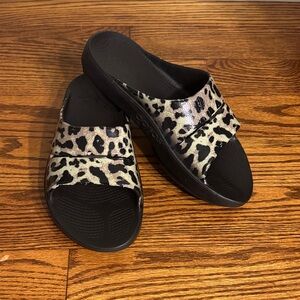 OOFOS OOahh Limited Sandals Slide - Leopard